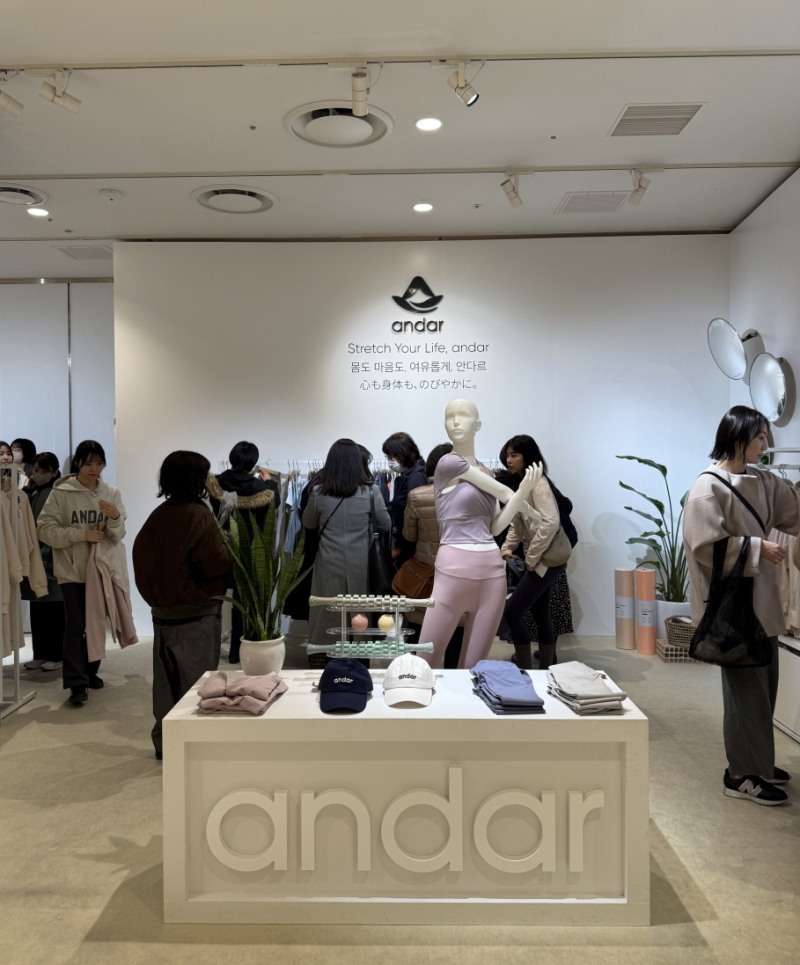 안다르는 해외 진출 전략의 일환으로 일본 이세탄 신주쿠 본점에서 팝업스토어를 운영했다.