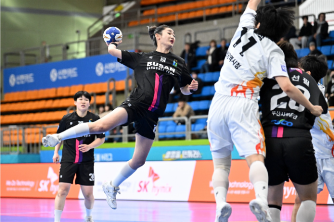 부산시설공단 김다영이 점프슛을 하고 있다. / 사진제공=한국핸드볼연맹