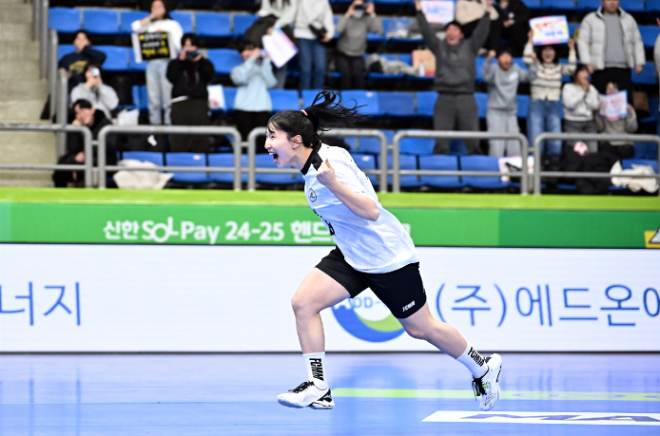 삼척시청 김지아가 종료 후 부여된 마지막 프리스로 공격에서 슛성공후 1점차 승리하며 포효하고 있다. / 사진제공=한국핸드볼연맹