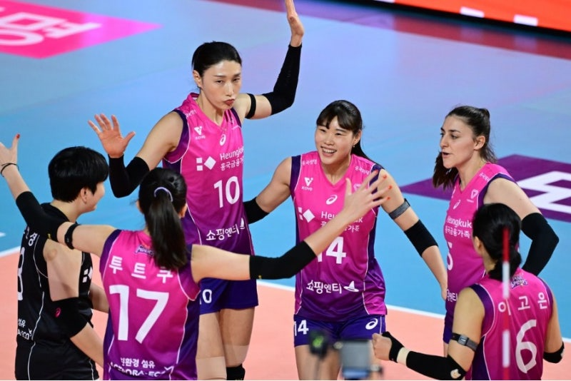 득점에 기뻐하는 흥국생명 선수들