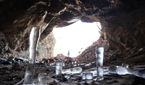 지난 13일 인천 부평구 산곡동의 한 토굴에 땅에서 시작해 위로 올라가는 '역고드름'이 자라고 있다.