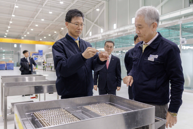 강태영 농협은행장(왼쪽)과 윤종찬 비엠티 대표이사(오른쪽)가 지난 13일 부산광역시 기장군 비엠티 본사에서 생산시설을 돌아보고 있다.ⓒNH농협은행