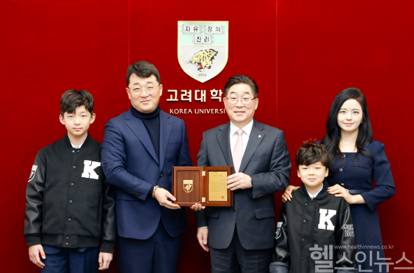 박상무 씨스포빌 대표가 고려대의료원에 의학발전기금 1억 원을 기부했다. 기부식에서 김동원 고려대 총장과 박 대표 가족들이 기념 사진을 촬영하고 있다. (좌측부터 박 대표의 장남, 박상무 대표, 김동원 총장, 박 대표 배우자 차다혜 전 KBS 아나운서) (고려대의료원 제공)