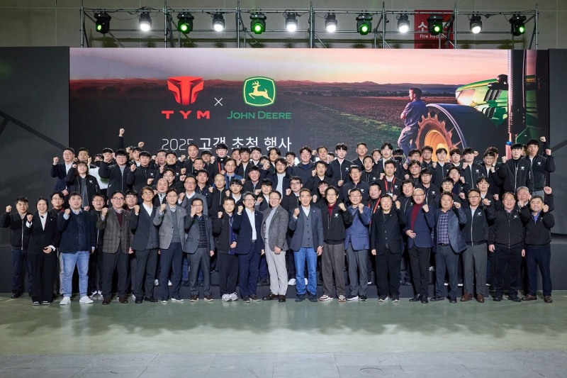 TYM 임직원들이 지속적인 소통과 최상의 서비스 제공을 다짐하며 기념촬영을 하고 있다. (사진제공: TYM)