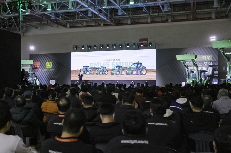 TYM이 개최한 고객 초청 행사에는 500명이 넘는 존디어 고객들이 방문했다