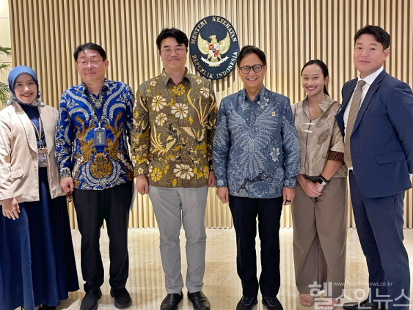 부디 구나디 사디킨 인도네시아 보건부장관(오른쪽에서 세 번째), 유현승 시지바이오 대표(왼쪽에서 세 번째), 어효중 시지바이오 인도네시아 사업책임자(맨 오른쪽)가 인니 의료기기 제조업 발전 협력 논의를 기념하며 기념촬영을 하고 있다. (시지바이오 제공)