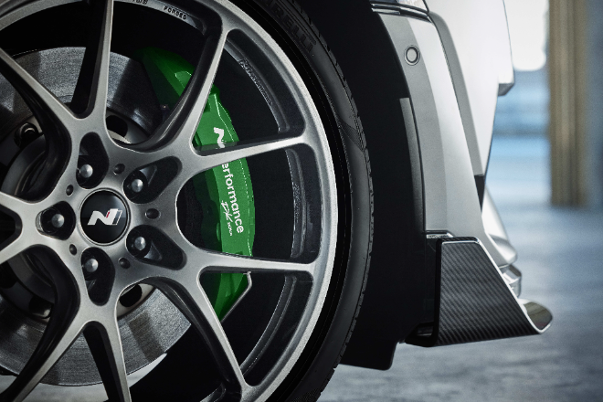 현대차 '아이오닉 5N DK 에디션 리미티드 패키지'에 포함된 21인치 단조 휠과 6P 모노블록 브레이크 ⓒ현대차