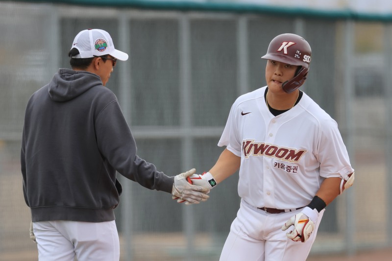 청백전서 연타석 홈런 친 김건희