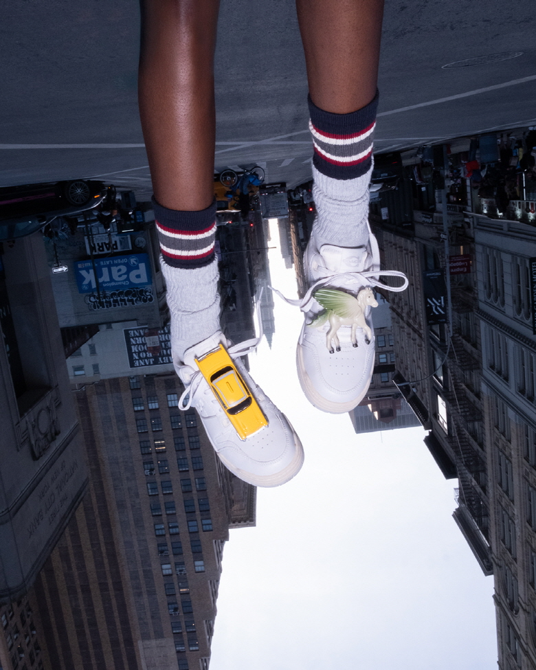 코치(Coach)가 도시의 활기찬 정신을 담아낸 새로운 스니커즈 라인 '소호 스니커즈'를 선보였다.(코치 제공)