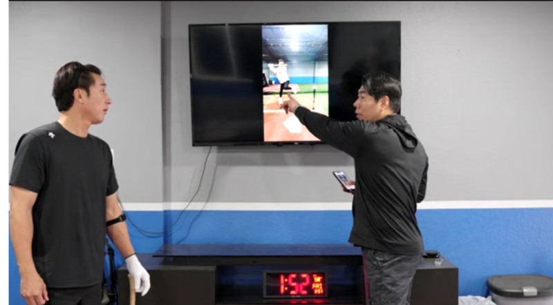 이택근에게 원 포인트 레슨을 하고 있는 강정호(오른쪽)