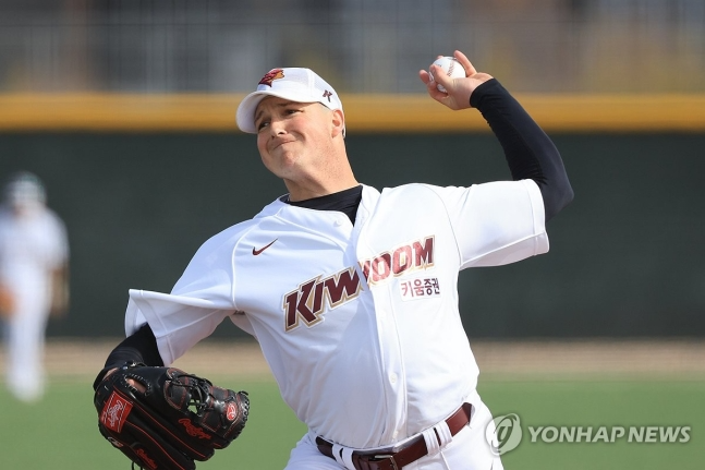 대화하는 키움 새 외인 로젠버그-카디네스