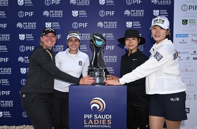 단체전 우승을 차지한 이소미(오른쪽 두번째)와 김민선(오른쪽).