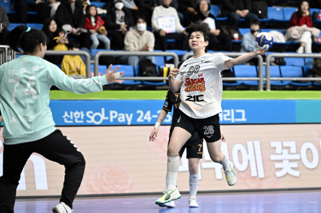 SK슈가글라이더즈 김지민이 런닝슛 중이다. / 사진제공=한국핸드볼연맹