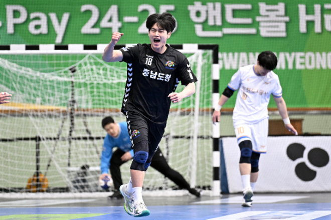 충남도청 김동준이 득점 후 주먹을 쥐고 있다. / 사진제공=한국핸드볼연맹