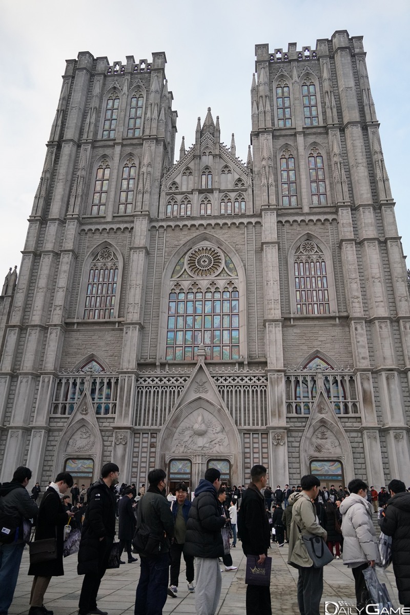 행사장인 평화의전당에는 입장을 기다리는 긴 줄이 늘어섰다.