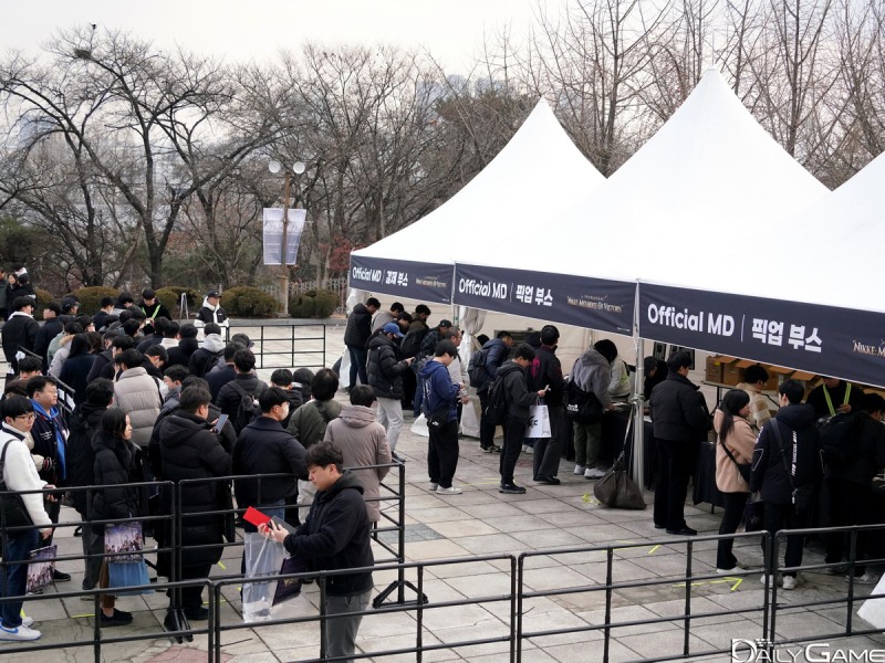 상품 판매 부스 엄청난 인기에 도중 출입을 제한하기도 했다.
