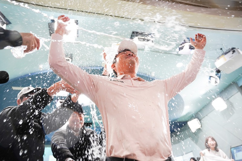 지난 15일(토) 대전 골프존조이마루에서 열린 ‘2025 신한투자증권 GTOUR’ 2차 대회 우승자 김민수가 우승 확정 후 동료 선수들에게 물세례 축하를 받고 있다.