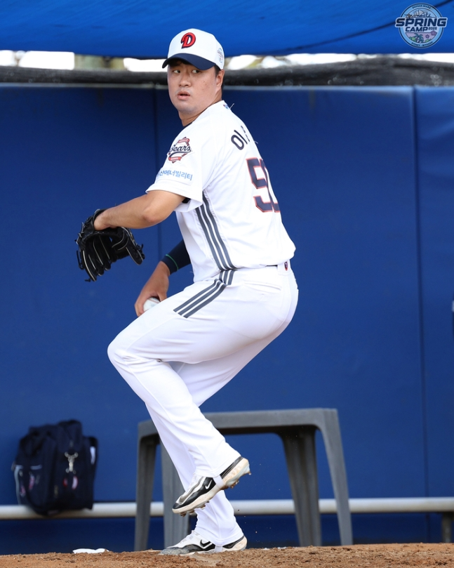 이영하가 불펜 피칭을 하고 있다.