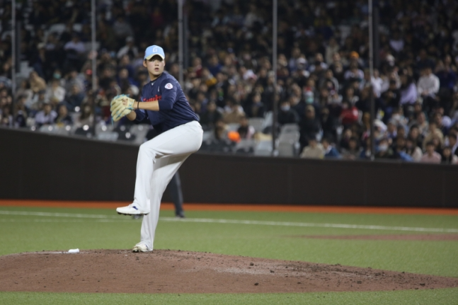 박준우가 지난 12일 대만 타이베이돔에서 열린 대만 WBC 대표팀과의 경기에서 투구를 하고 있는 모습.