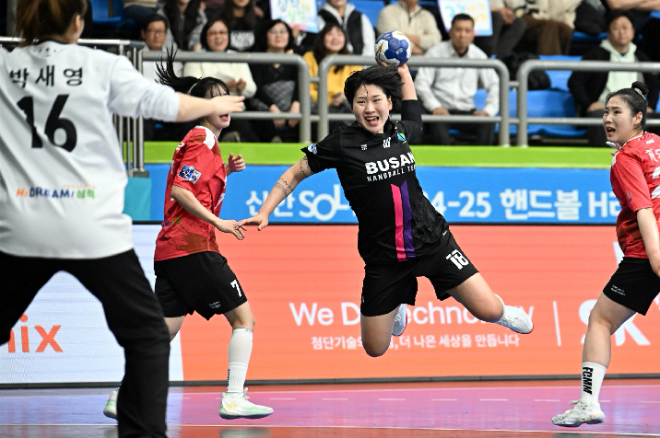 부산시설공단 문수현이 점프슛을 하고 있다, / 사진제공=한국핸드볼연맹