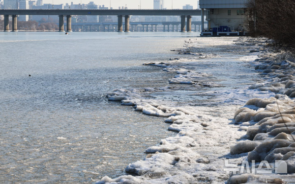 올겨울 처음 한강 결빙이 관측된 9일 오전 서울 여의도 인근 한강변이 얼어있다.