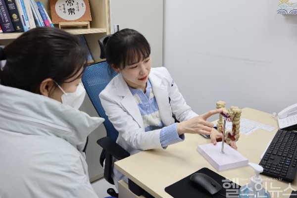 김지형 센텀종합병원 대장항문외과 과장 진료사진 (센텀종합병원 제공)