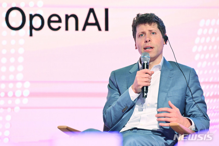 2023년 서울 영등포구 63스퀘어에서 열린 K-Startups meet OpenAI 행사에서 샘 알트만 오픈AI 최고경영자가 이영 중소벤처기업부 장관과 스타트업과 글로벌 AL 기업간 협업 등에 대해 간담회를 하고 있다.(사진=뉴시스)