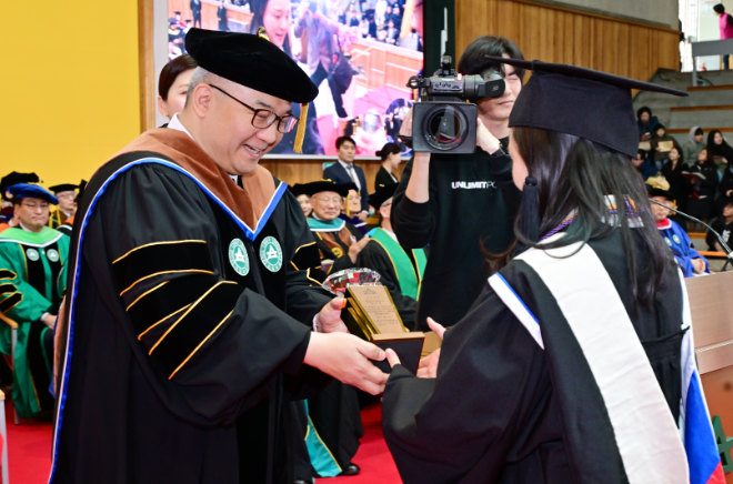 15일(토) 서울사이버대 2024 전기 학위수여식에서 이상균 이사장이 졸업생에게 상패를 수여하고 있다. 서울사이버대는 매해 우수 학위자들에게 총장상 등 다수의 특별상을 수여하여 졸업생들의 노고를 격려하고 있다.