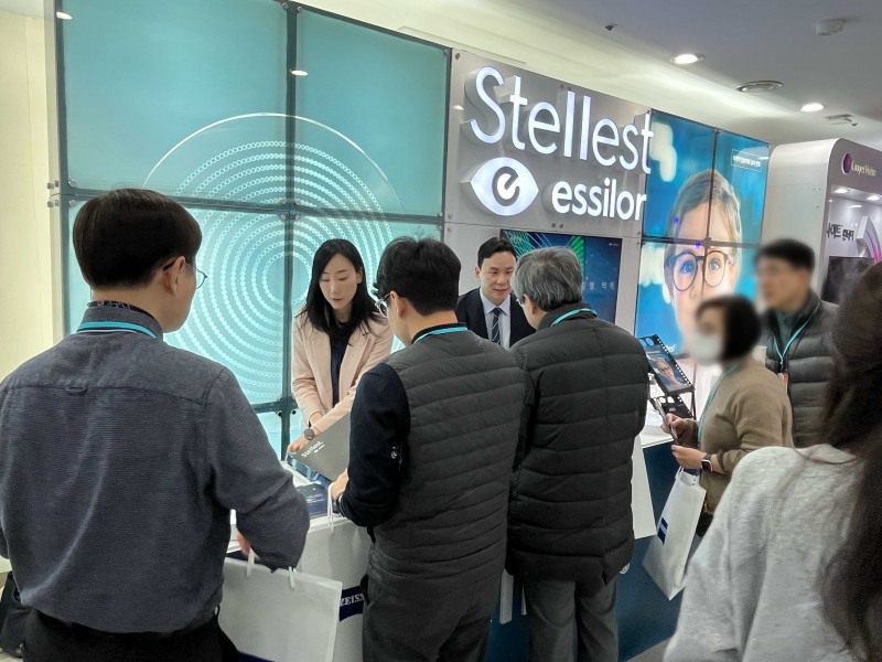 에실로코리아가 서울대학교 어린이병원에서 열린 ‘대한검안학회 제26회 정기학술대회’에서 어린이 근시 진행 억제 안경렌즈 ‘에실로 스텔리스트’를 소개하는 부스를 운영했다.