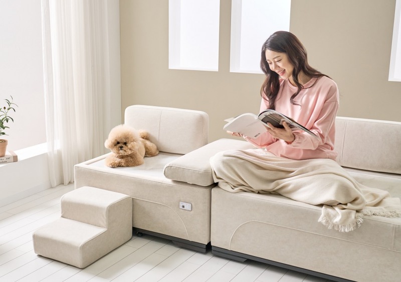 사진. 대한민국 대표 건강 가구 브랜드 ‘장수돌침대’는 인기 돌소파 ‘안젤레토’의 디자인과 기능을 그대로 적용한 반려동물 전용 가구 ‘장수펫소파’를 공식 출시했다고 14일 밝혔다. (사진 제공=장수 돌침대)