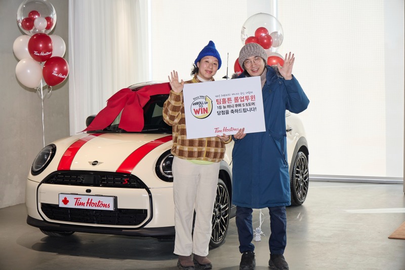 팀홀튼이 진행한 롤업투윈 캠페인의 1등 당첨자 가족이 BMW 뉴 미니 쿠퍼 S-5도어를 선물 받은 뒤 기념 촬영을 하고 있다.