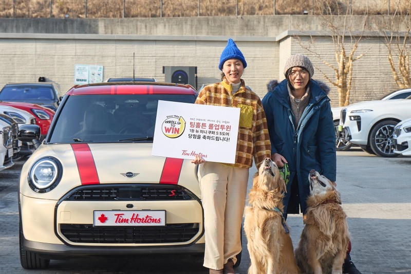 팀홀튼이 진행한 롤업투윈 캠페인의 1등 당첨자 가족이 BMW 뉴 미니 쿠퍼 S-5도어를 선물 받은 뒤 기념 촬영을 하고 있다.