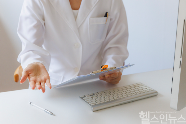 국민 건강 지킴이 국가건강검진 검사 항목이 우울증부터 골다공증, C형 간염등 다양하게 확대될 예정이다. (클립아트코리아)