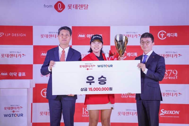 지난 16일(일) 대전 골프존조이마루에서 열린 ‘2025 롯데렌탈 롯데렌터카 WGTOUR’ 2차 대회 시상식에서 (왼쪽부터)골프존 박강수 대표, 우승자 박단유, 롯데렌탈 주식회사 조근행 상무가 기념사진을 촬영하고 있다.