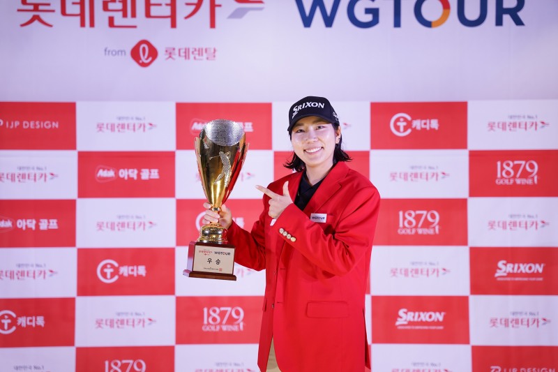 지난 16일(일) 대전 골프존조이마루에서 열린 ‘2025 롯데렌탈 롯데렌터카 WGTOUR’ 2차 대회 우승자 박단유가 기념사진을 촬영하고 있다.
