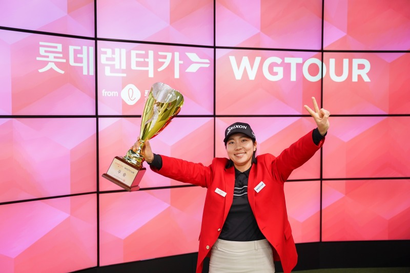 지난 16일(일) 대전 골프존조이마루에서 열린 ‘2025 롯데렌탈 롯데렌터카 WGTOUR’ 2차 대회 우승자 박단유가 기념사진을 촬영하고 있다.