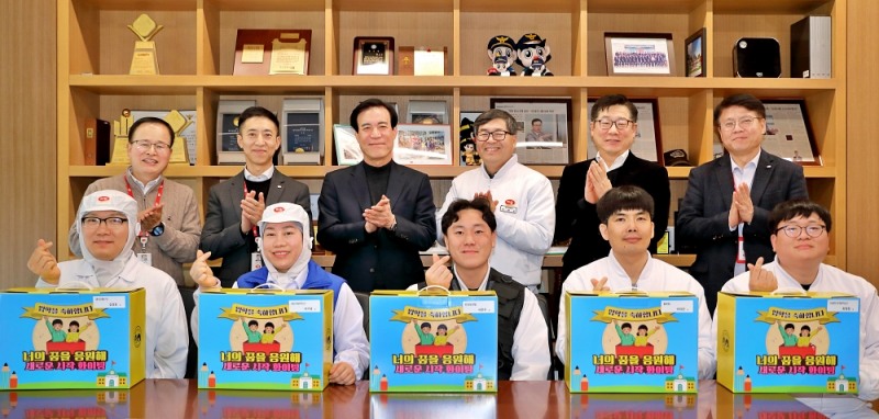 (주)하림이 초등학교에 입학하는 자녀를 둔 임직원을 대상으로 입학 선물세트 전달 행사를 마치고 정호석 대표이사와 임직원들이 기념사진을 촬영하고 있다.
