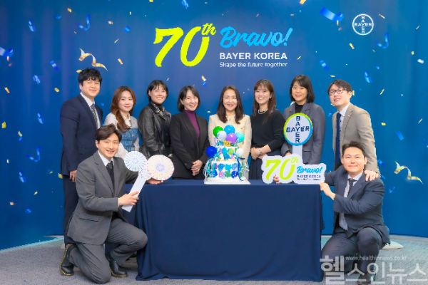 바이엘 코리아가 한국 진출 70주년을 맞아 개최한 사내 축하행사에서 이진아 대표와 70주년 기념 사내 스토리 공모전 ‘Bravo My Life at Bayer’의 수상자들 및 바이엘 코리아 내 직원 주도 테스크포스 팀 세션 발표자들이 함께 사진촬영을 하고 있다. (바이엘 코리아 제공)