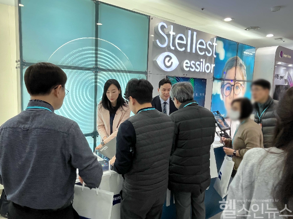 에실로코리아가 서울대학교 어린이병원에서 열린 ‘대한검안학회 제26회 정기학술대회’에서 어린이 근시 진행 억제 안경렌즈 ‘에실로 스텔리스트’를 소개하는 부스를 운영했다. (에실로코리아 제공)