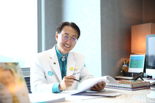 문홍범 원장이 돌출입 치아교정에 대해 설명하고 있다. (스마일블로썸치과 제공)