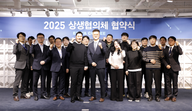 지난 14일 서울 강남구에 위치한 이디야커피 본사에서 열린 상생 협약식에서 관계자들이 기념촬영을 하고 있다.ⓒ이디야커피