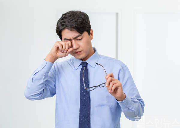 일명 눈 중풍이라 불리는 망막혈관폐쇄증은 갑작스러운 시력 저하 증상을 유발한다. 고혈압과 당뇨가 주 원인으로 방치 시 실명에 이를 수 있어 신속한 대처가 필요하다. (클립아트코리아)