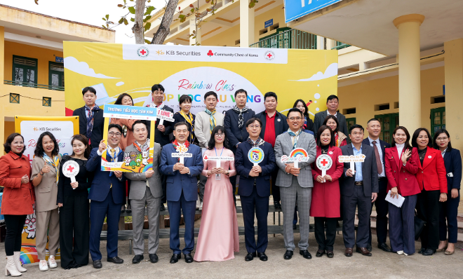 KB증권은 지난 13일 베트남 떤킴초등학교에서 해외 ‘무지개교실’ 환영행사 및 베트남적십자사에서 ‘무지개숲’ 식재사업 기부금 전달식을 진행했다고 18일 밝혔다. ⓒ KB증권