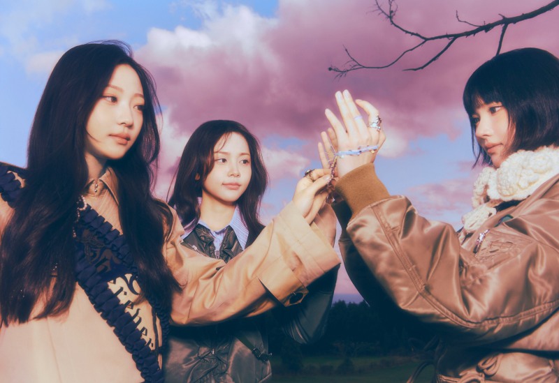 하츠투하츠, 데뷔곡 ‘더 체이스’ 퍼포먼스에 담은 모험을 앞둔 다채로운 감정…‘화려하고 풍성한 안무’