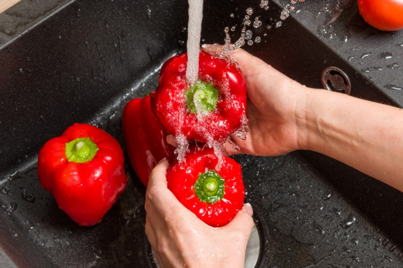 음식으로도 피부 고민을 해결할 수 있다. 율무, 연어, 빨간 파프리카는 기미·주근깨·잡티 예방과 완화에 탁월한 식품으로, 미백 효과까지 제공한다. (클립아트코리아 제공)