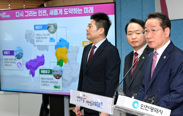 유정복 인천광역시장이 18일 시청 브리핑룸에서 인천형 행정체제 개편에 따른 자치구 출범 언론브리핑을 하고 있다. (인천시청 제공)