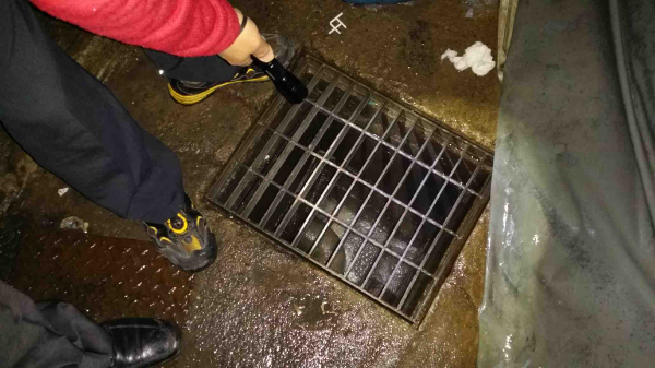 인천서구 특별단속반이 폐수 무단방류를 점검하고 있다. (인천서구청 제공)