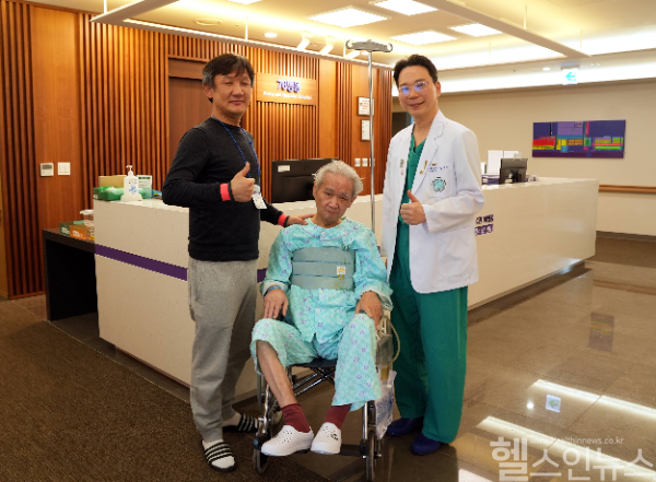 퇴원을 앞둔 (왼쪽부터)보호자 아들, 권모 씨, 송석원 이대대동맥혈액병원장 (이화여자대학교 의료원 제공)
