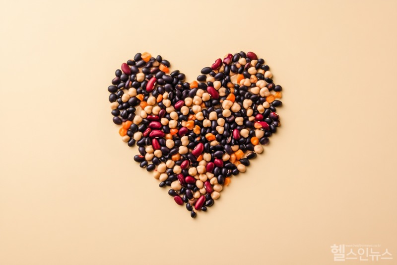 단백질과 식이섬유가 풍부한 콩은 식사 전 섭취하면 혈당 급상승을 방지한다. 밥에 다른 잡곡과 섞어 먹어도 좋다. (AI생성이미지)