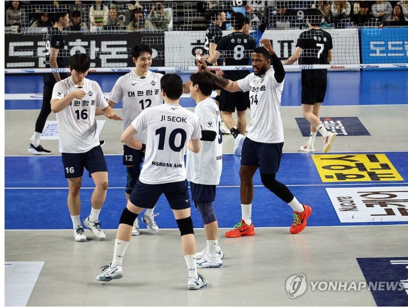 기뻐하는 대한항공 선수들